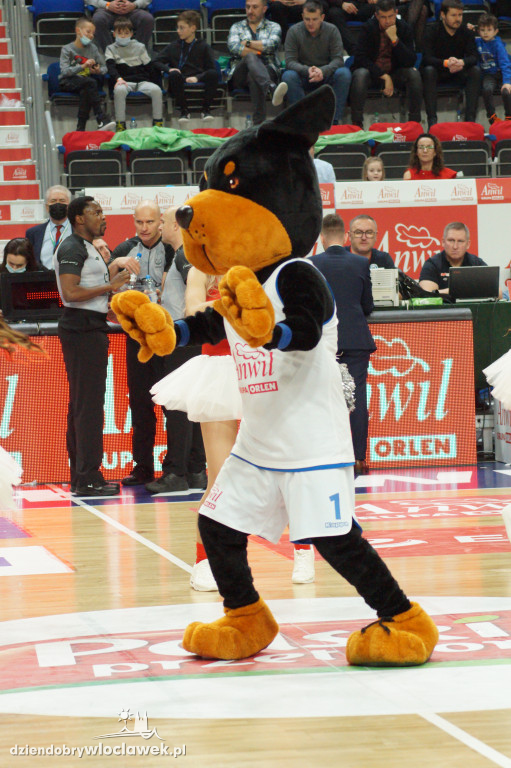 Cheerleaderki na świątecznym meczu Anwilu