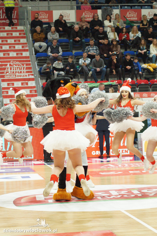Cheerleaderki na świątecznym meczu Anwilu