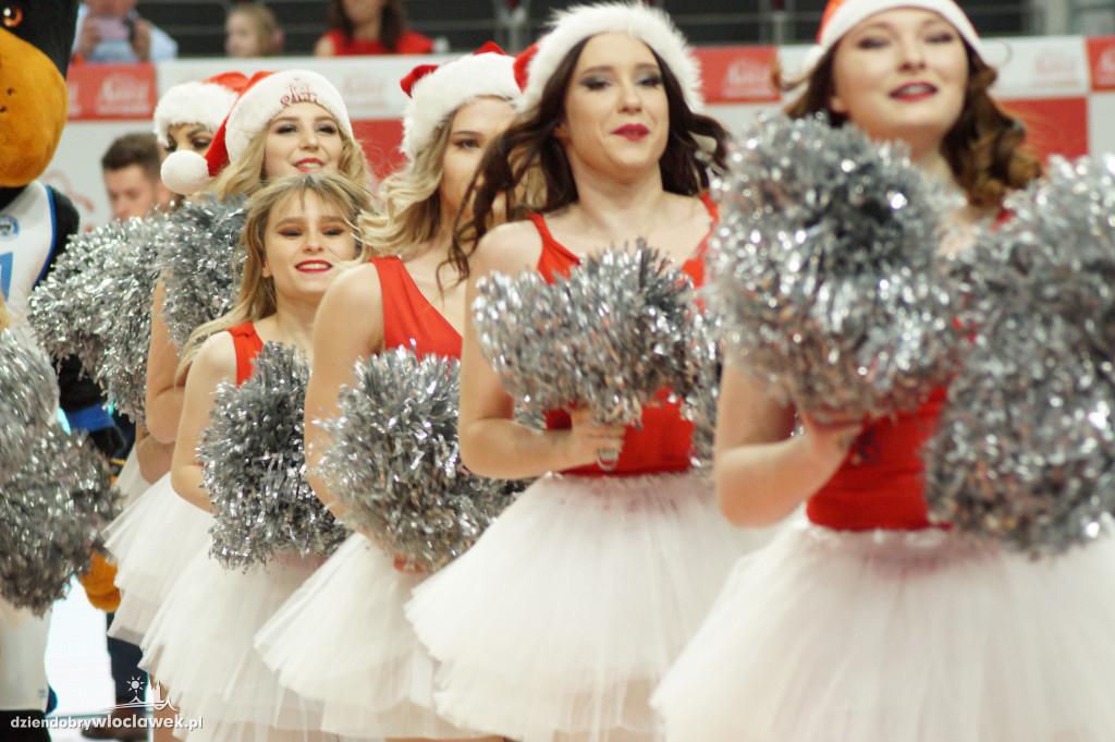 Cheerleaderki na świątecznym meczu Anwilu