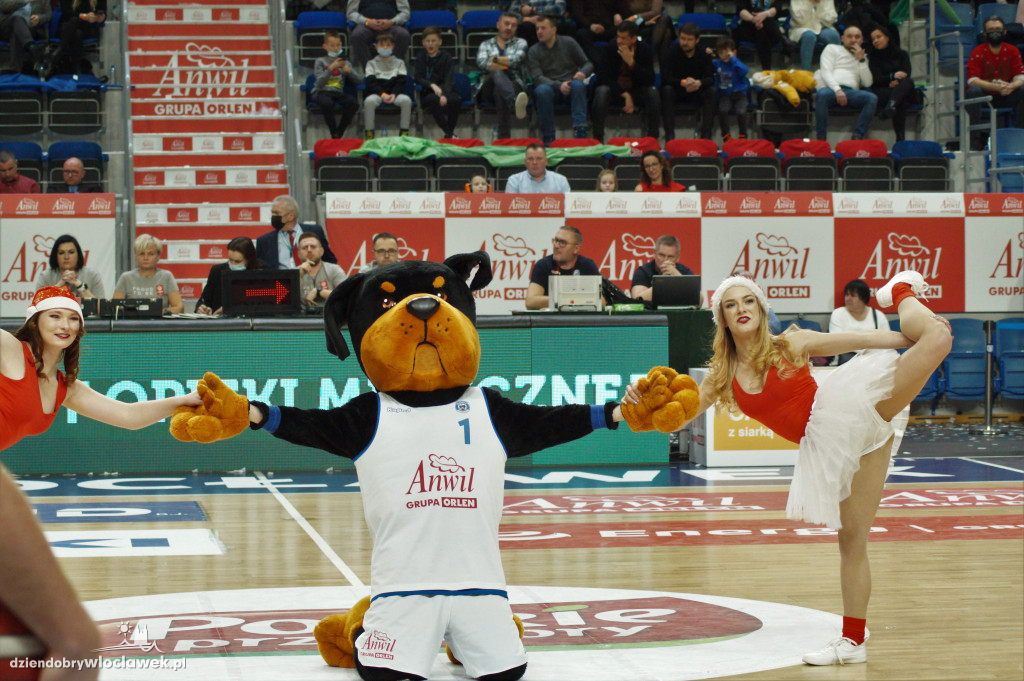 Cheerleaderki na świątecznym meczu Anwilu