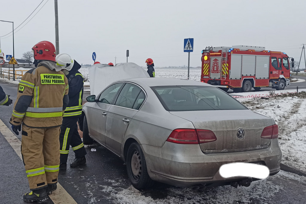 Osobówka ścięła przydrożną latarnię