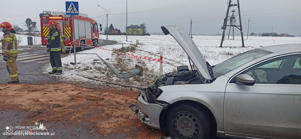 Osobówka ścięła przydrożną latarnię