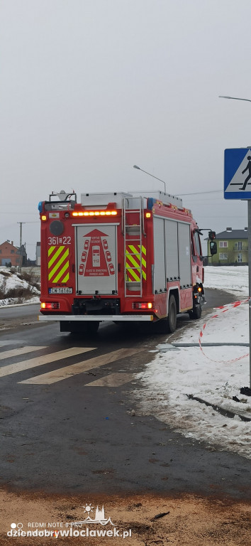 Osobówka ścięła przydrożną latarnię