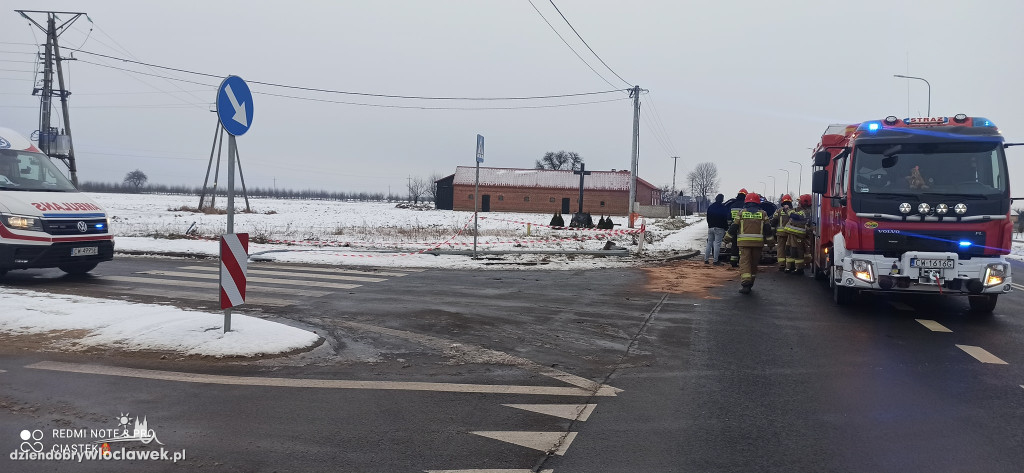 Osobówka ścięła przydrożną latarnię