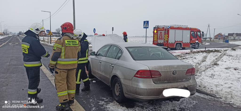 Osobówka ścięła przydrożną latarnię