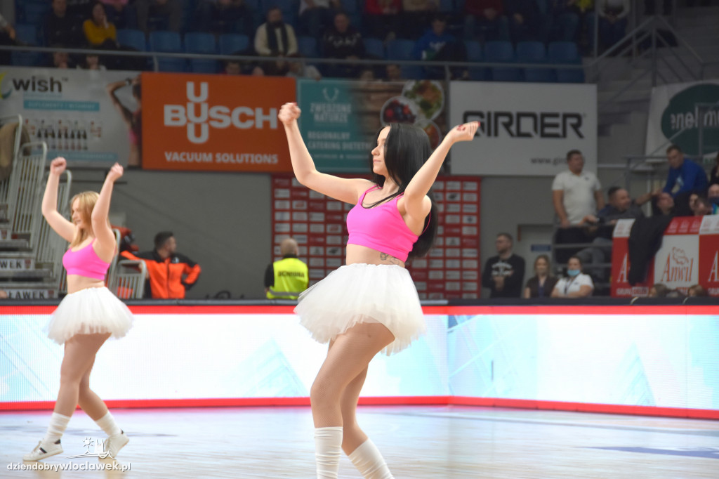 Cheerleaderki na meczu z Basketem Brno