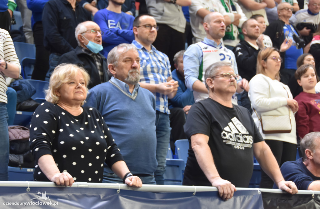 Kibice na meczu z Basketem Brno
