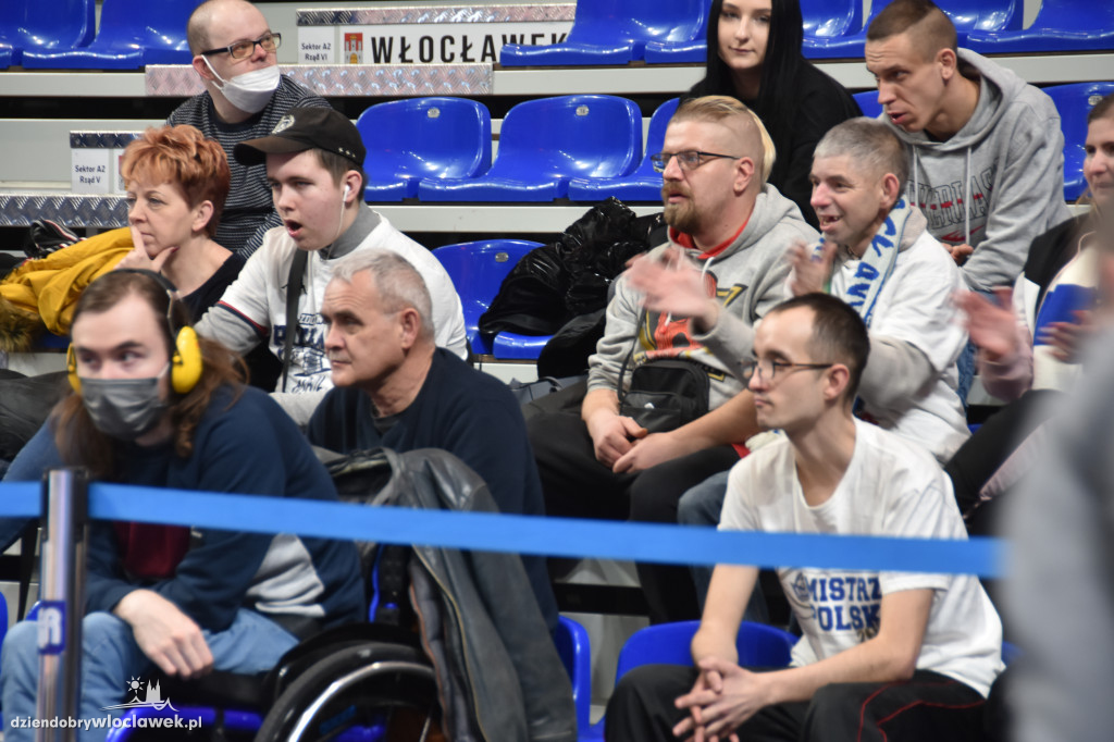 Kibice na meczu z Basketem Brno