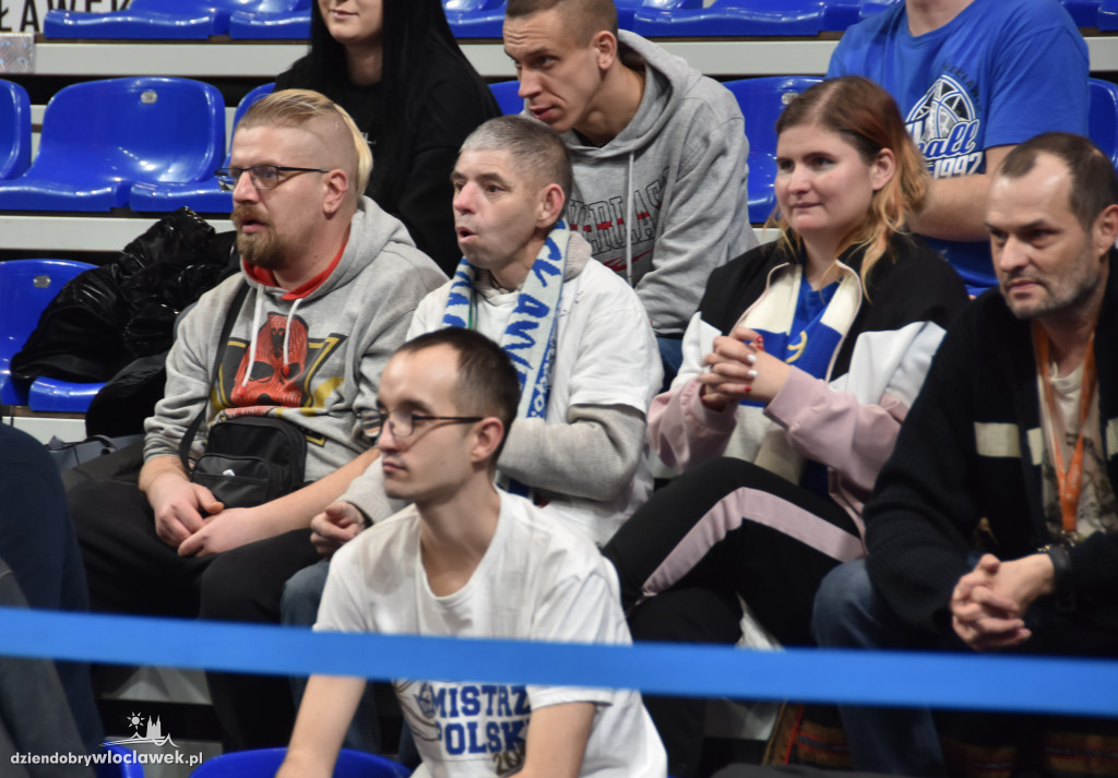 Kibice na meczu z Basketem Brno