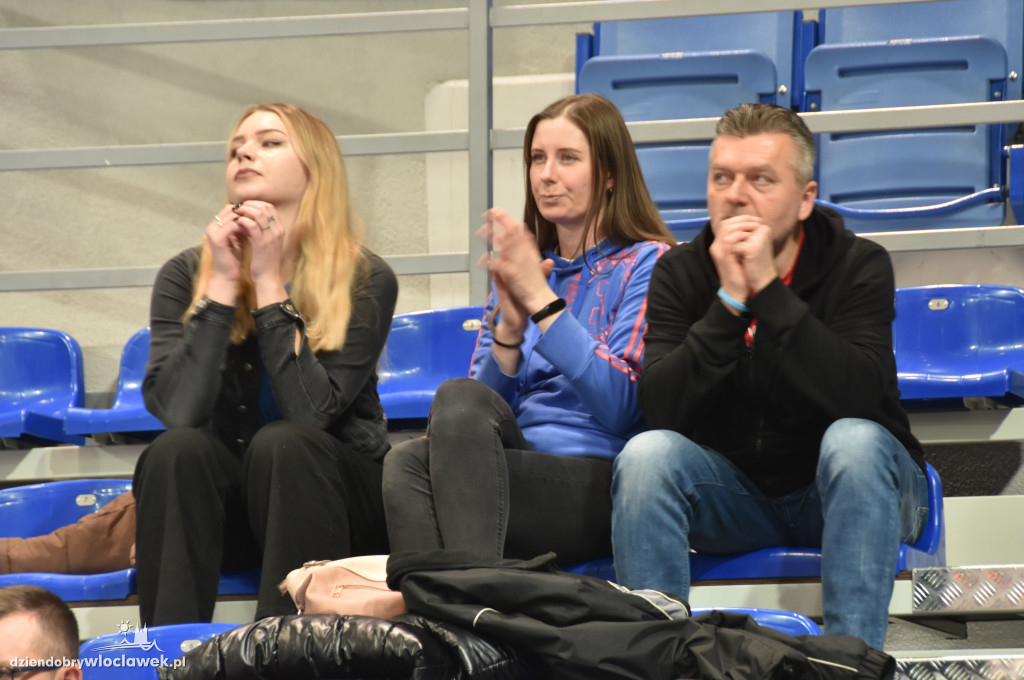 Kibice na meczu z Basketem Brno