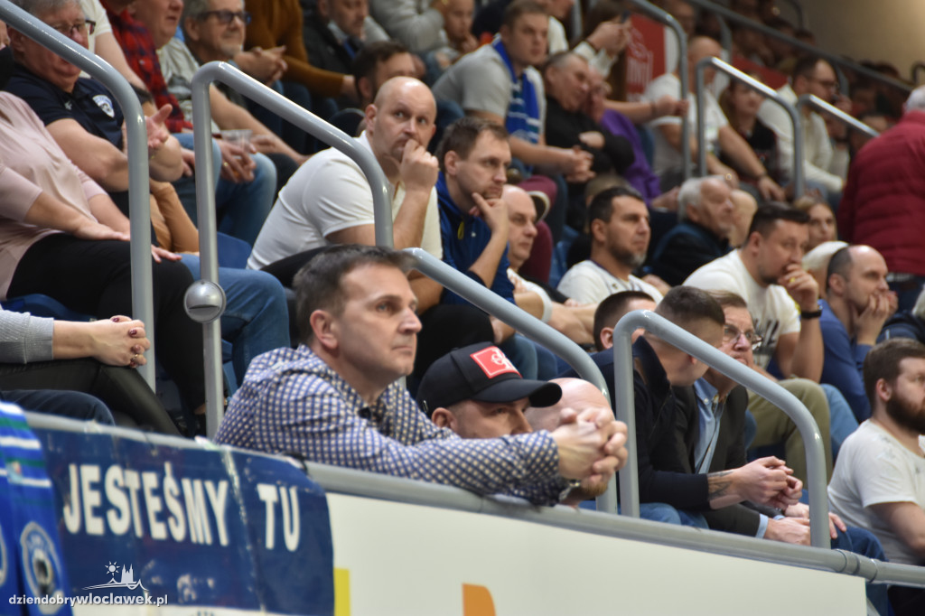 Kibice na meczu z Basketem Brno