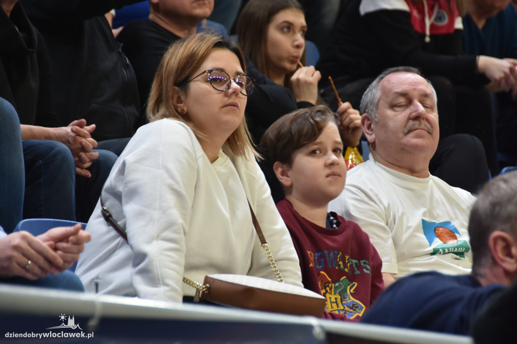 Kibice na meczu z Basketem Brno