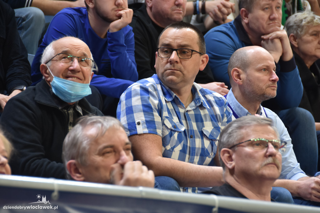 Kibice na meczu z Basketem Brno