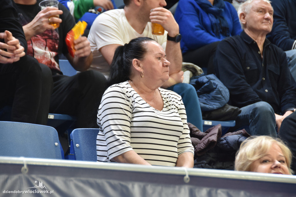 Kibice na meczu z Basketem Brno