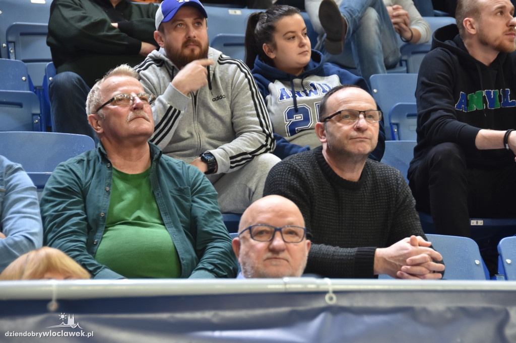 Kibice na meczu z Basketem Brno