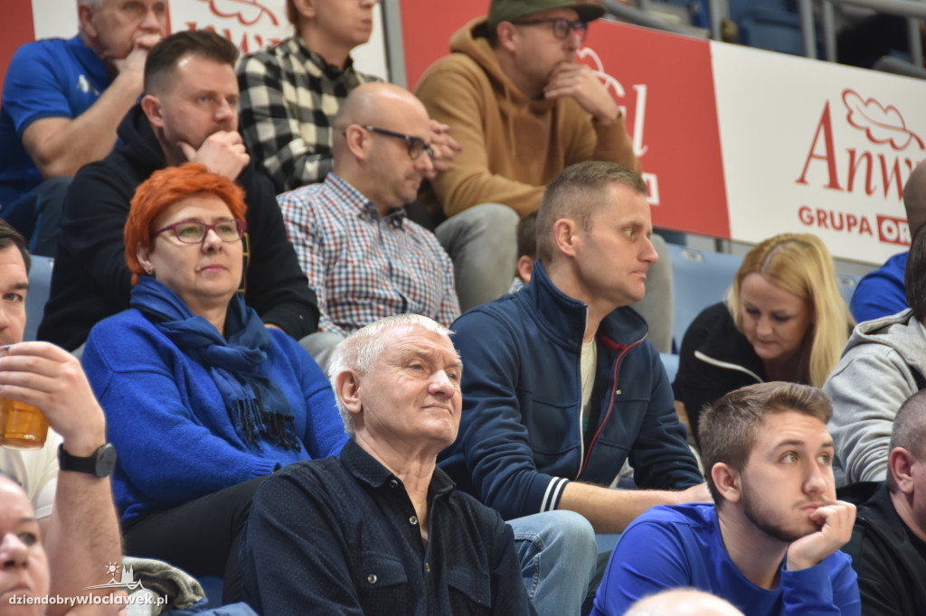 Kibice na meczu z Basketem Brno