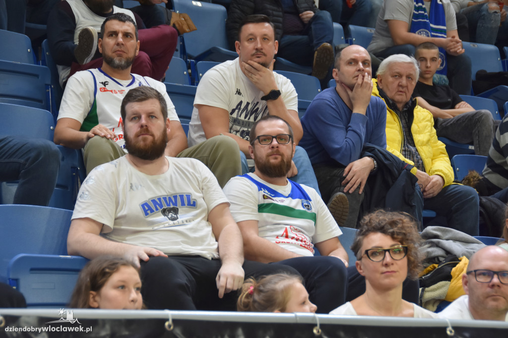 Kibice na meczu z Basketem Brno