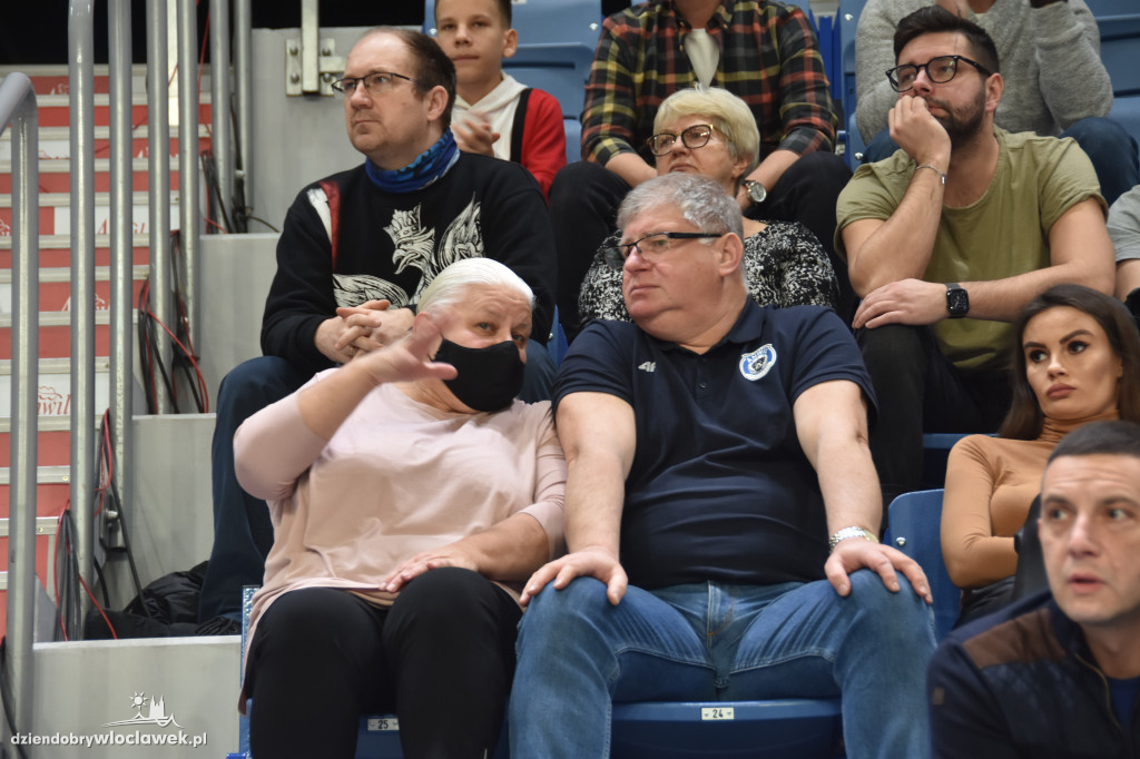 Kibice na meczu z Basketem Brno