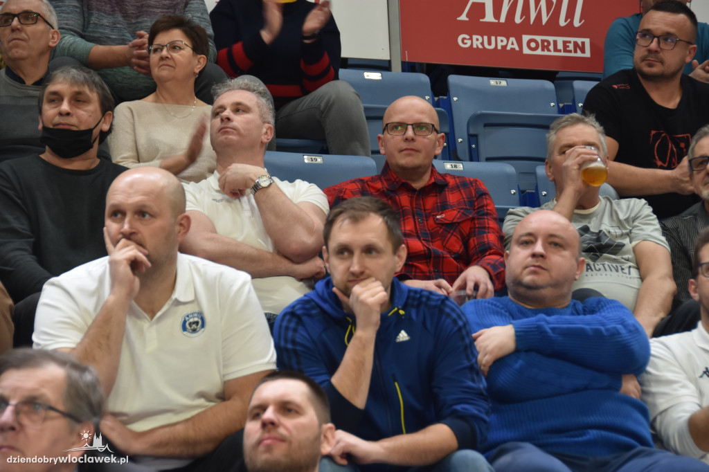 Kibice na meczu z Basketem Brno