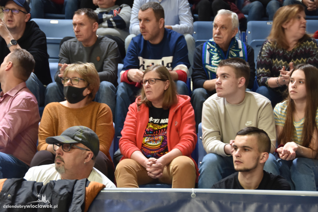 Kibice na meczu z Basketem Brno