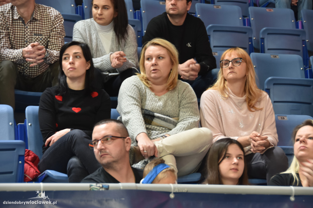 Kibice na meczu z Basketem Brno