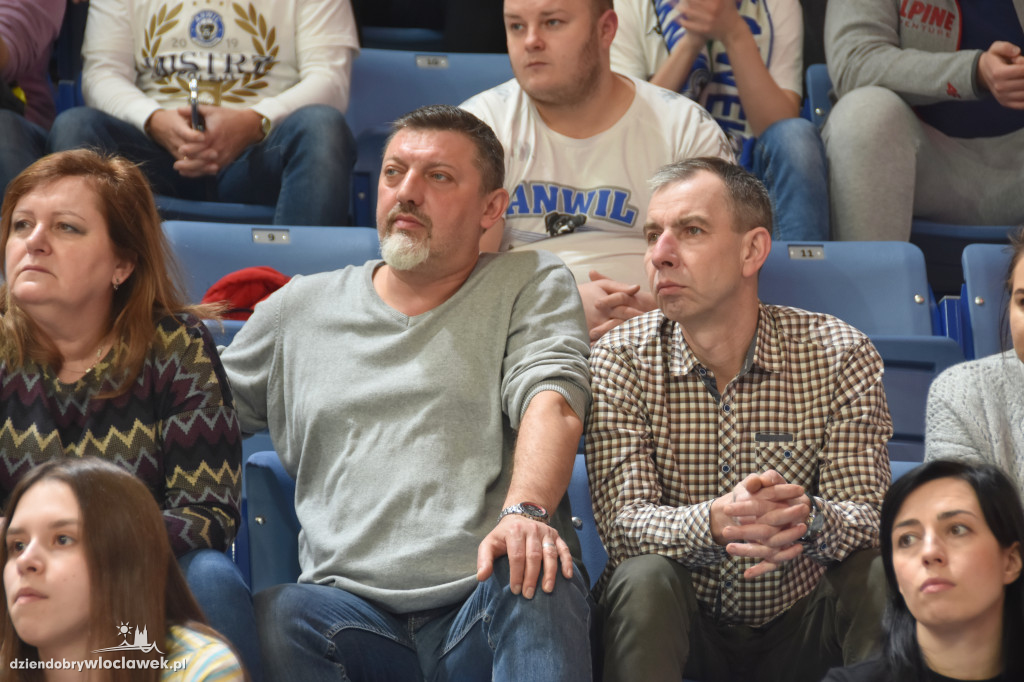 Kibice na meczu z Basketem Brno