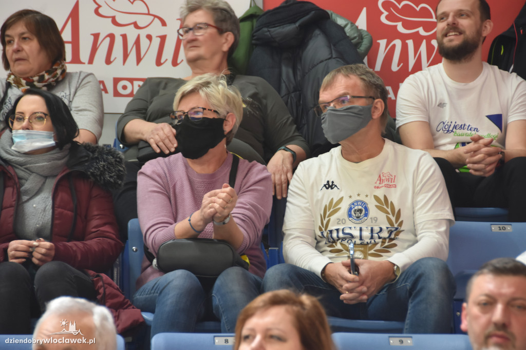 Kibice na meczu z Basketem Brno