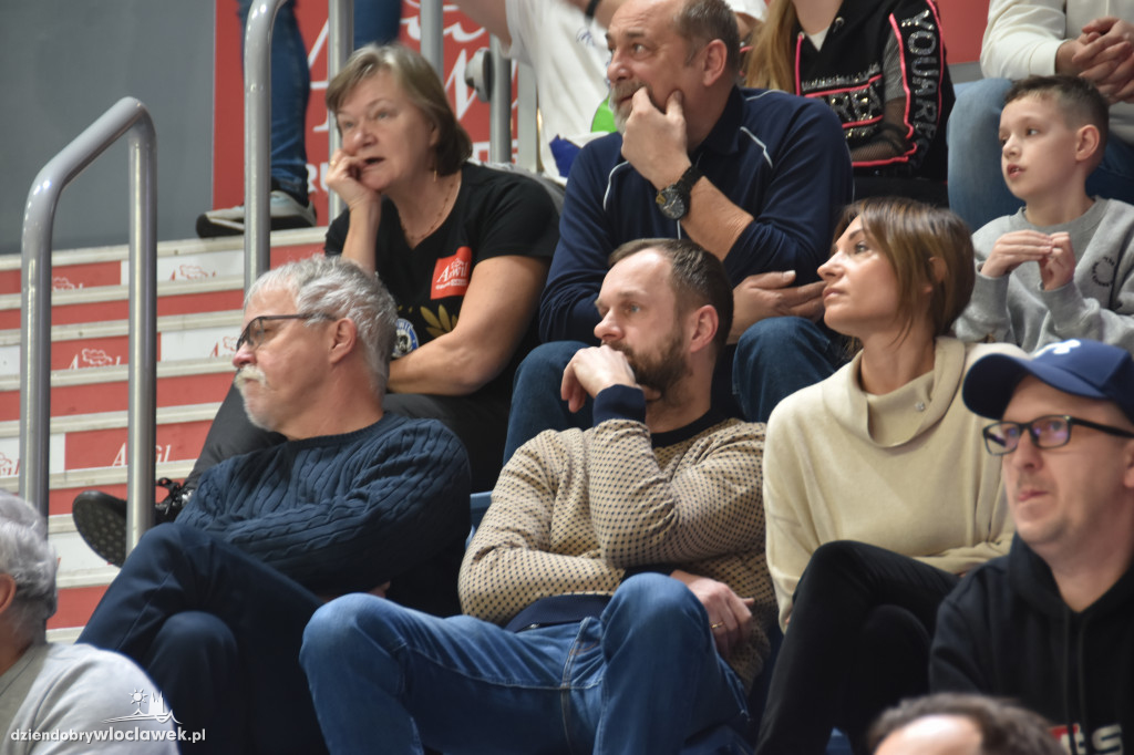Kibice na meczu z Basketem Brno