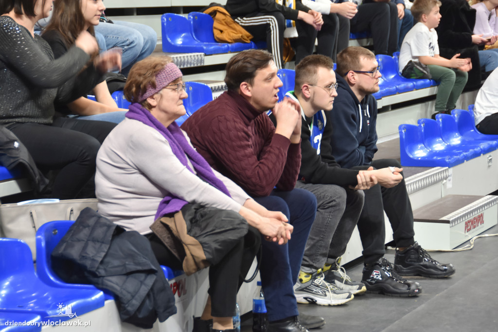 Kibice na meczu z Basketem Brno
