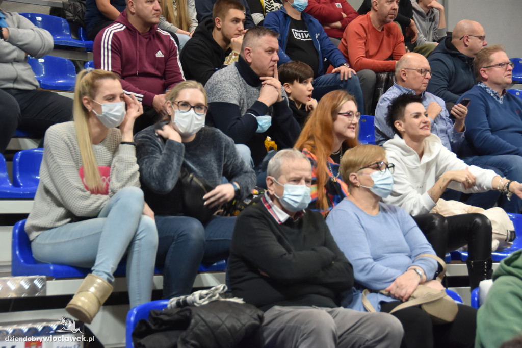 Kibice na meczu z Basketem Brno