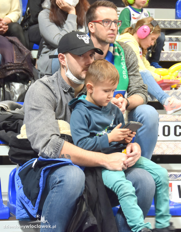 Kibice na meczu z Basketem Brno