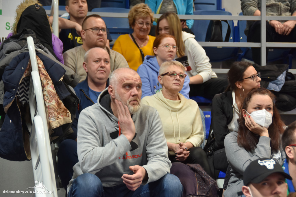 Kibice na meczu z Basketem Brno