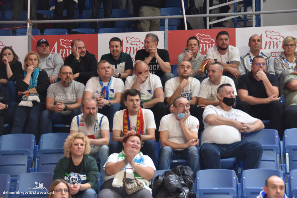 Kibice na meczu z Basketem Brno