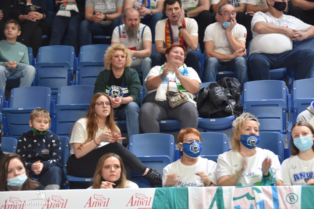 Kibice na meczu z Basketem Brno