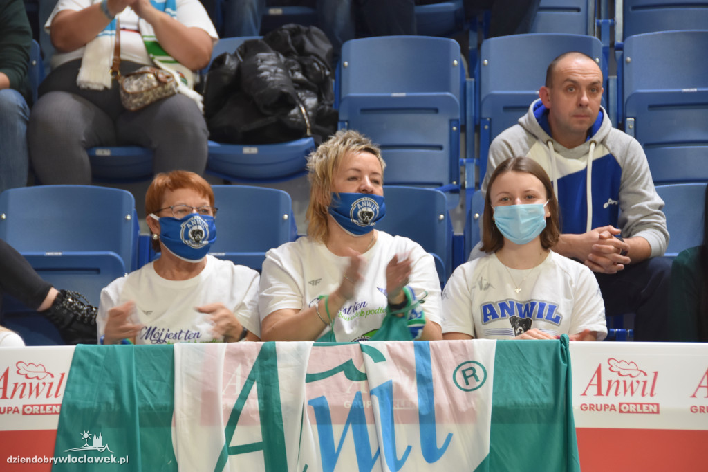 Kibice na meczu z Basketem Brno