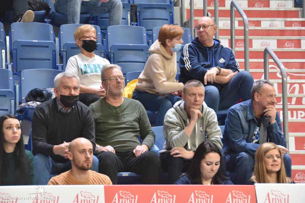 Kibice na meczu z Basketem Brno