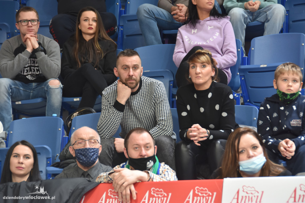 Kibice na meczu z Basketem Brno