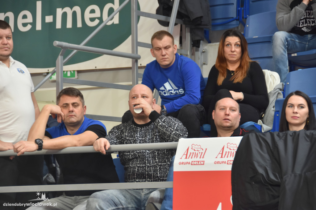 Kibice na meczu z Basketem Brno