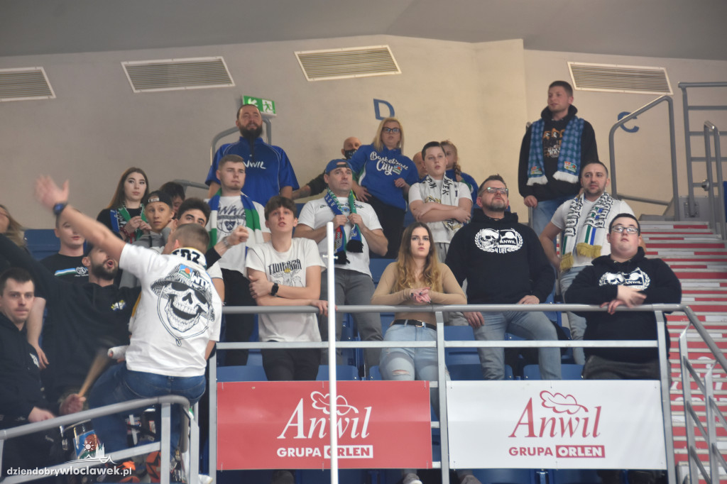 Kibice na meczu z Basketem Brno
