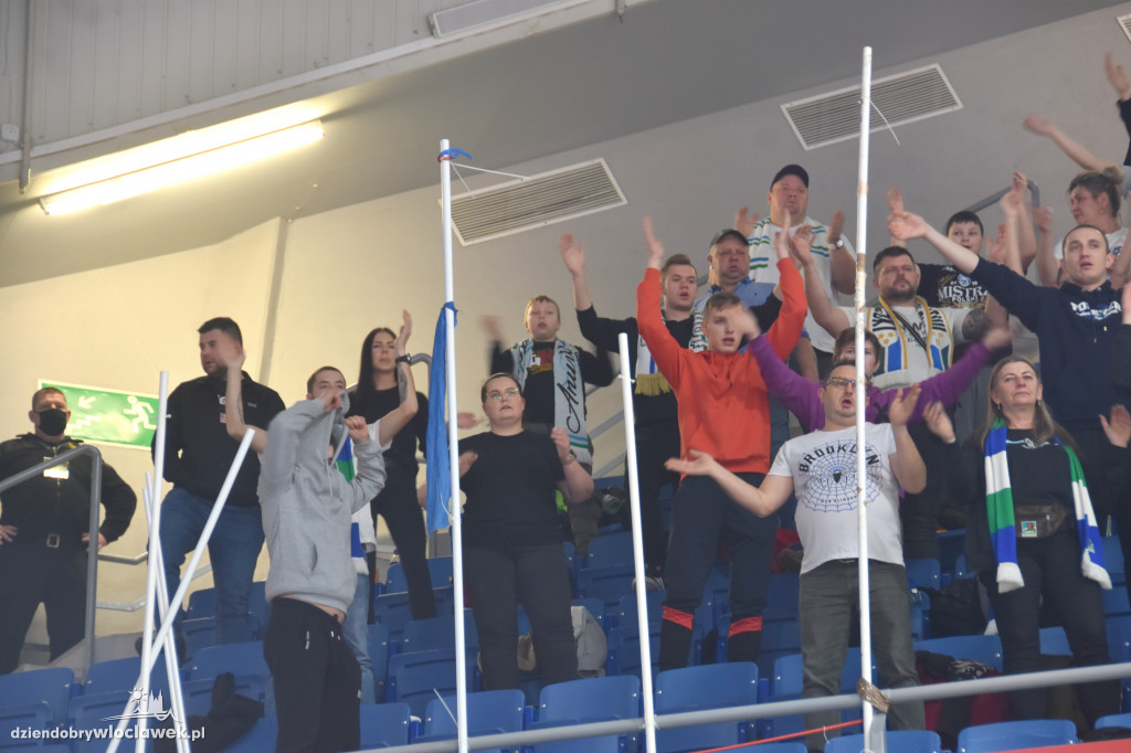 Kibice na meczu z Basketem Brno