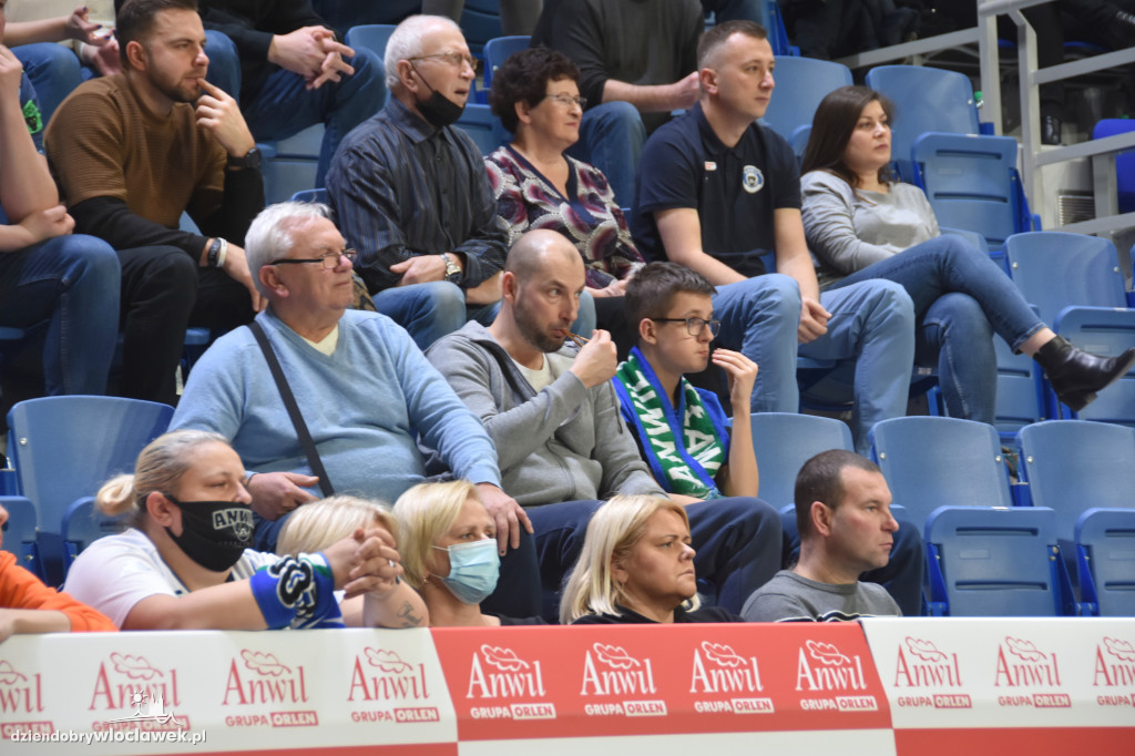 Kibice na meczu z Basketem Brno