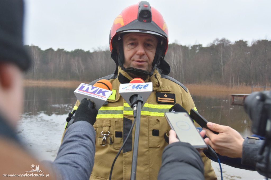 Ćwiczenia straży pożarnej na jez. Czarnym