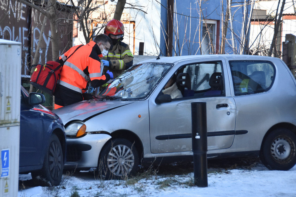 Seicento wypadło z jezdni na Dziewińskiej