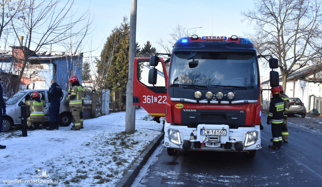 Seicento wypadło z jezdni na Dziewińskiej