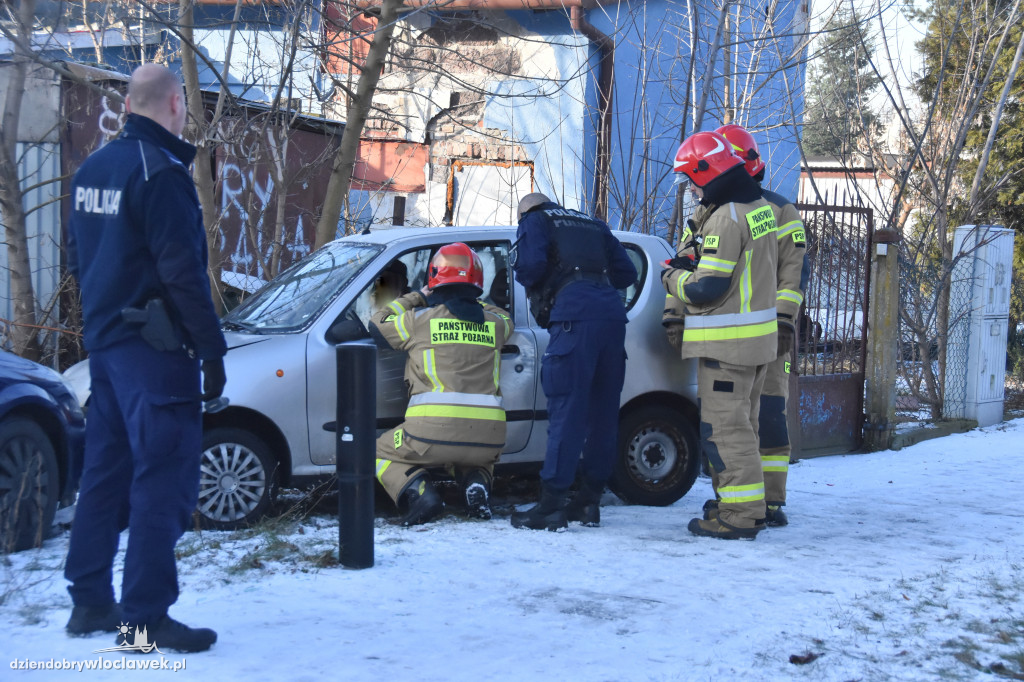 Seicento wypadło z jezdni na Dziewińskiej