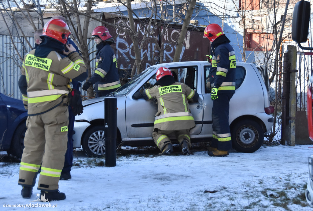 Seicento wypadło z jezdni na Dziewińskiej