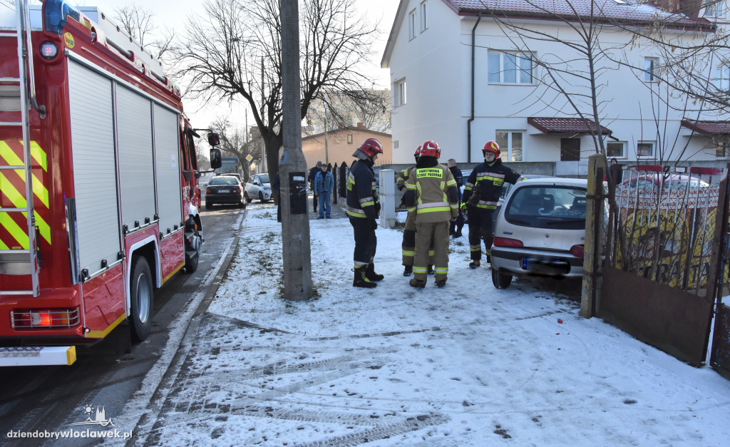 Seicento wypadło z jezdni na Dziewińskiej
