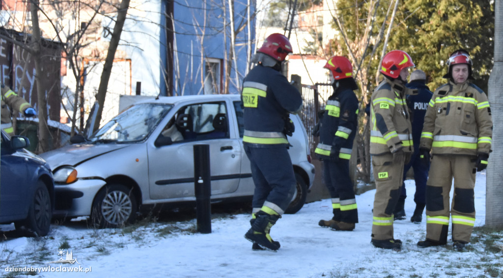 Seicento wypadło z jezdni na Dziewińskiej