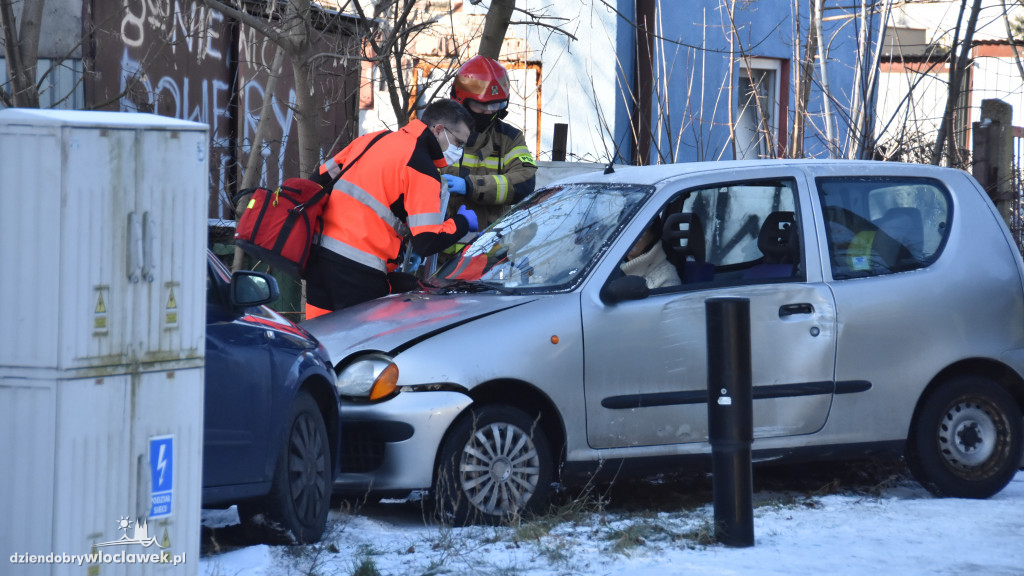 Seicento wypadło z jezdni na Dziewińskiej