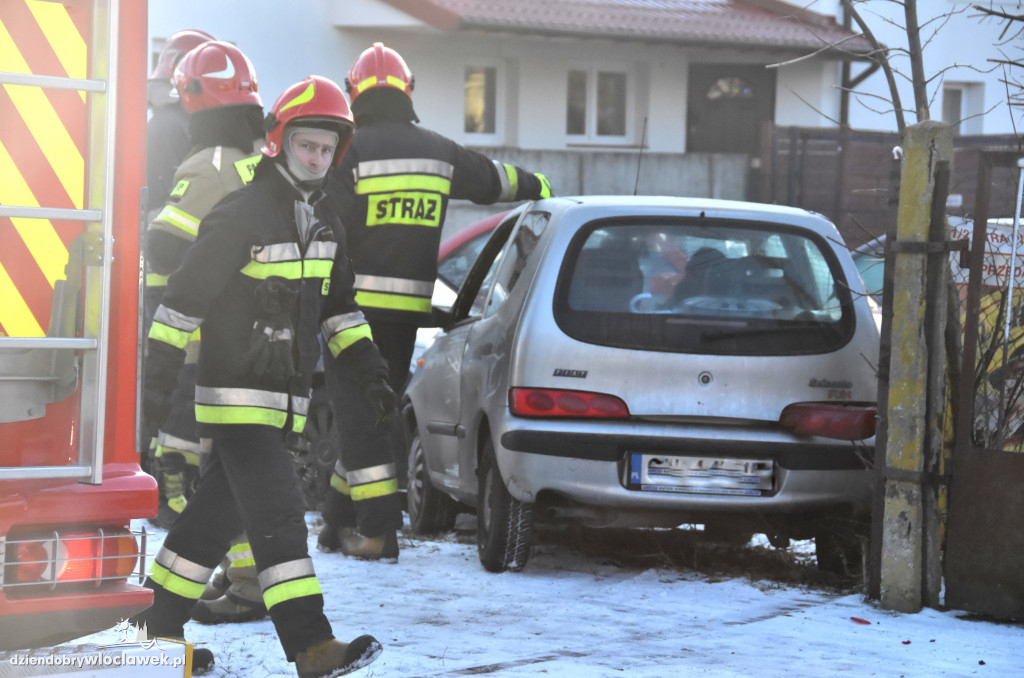 Seicento wypadło z jezdni na Dziewińskiej